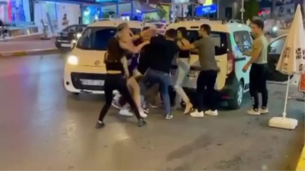 Tiktok fenomenleri ortalığı birbirine kattı! "Sen bizi tanımıyor musun?" dedikten sonra şahsı sopayla dövdüler