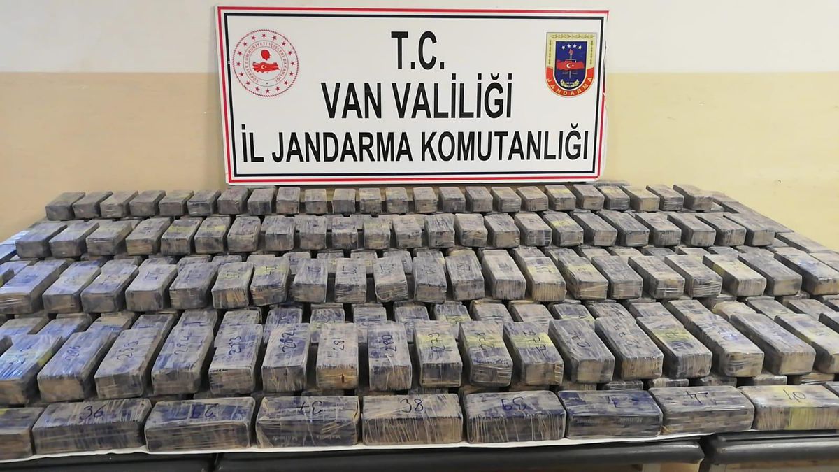 Van\'da resmi araç görünümü verilen kamyonette 149 kilo 905 gram eroin ele geçirildi