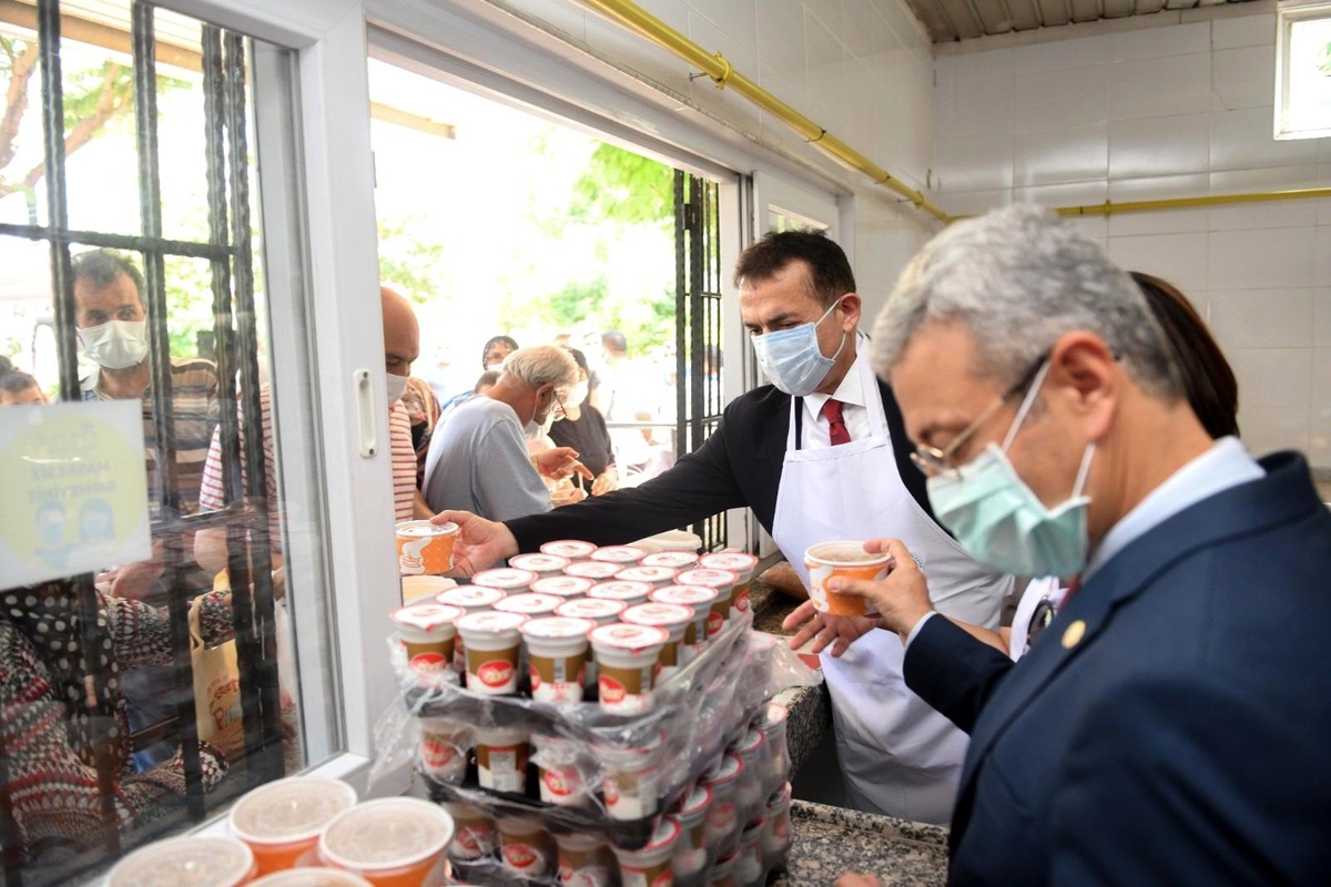 Yenişehir Belediyesi Aşevinde vatandaşlara aşure ikram edildi