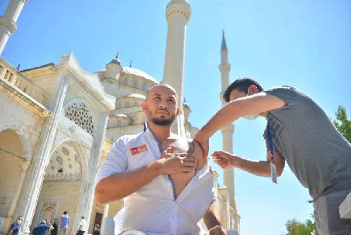 Adana\'da cami önünde cuma namazı öncesi aşı yapıldı