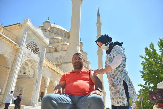 Adana'da cami önünde cuma namazı öncesi aşı yapıldı