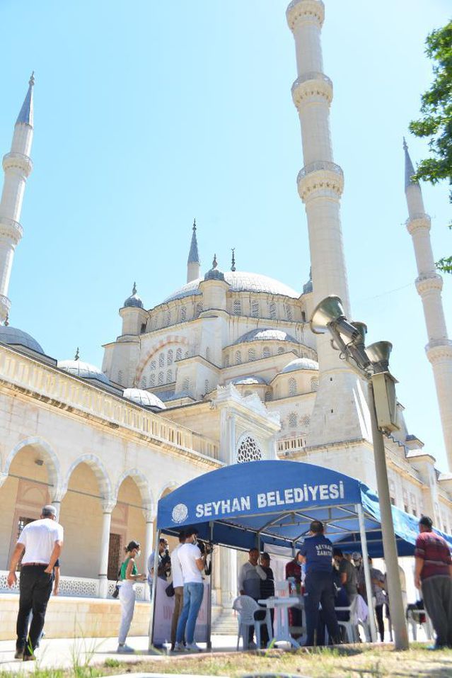 Adana'da cami önünde cuma namazı öncesi aşı yapıldı