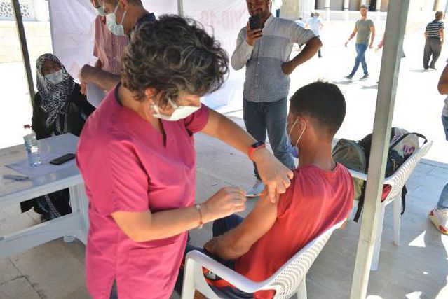 Adana'da cami önünde cuma namazı öncesi aşı yapıldı