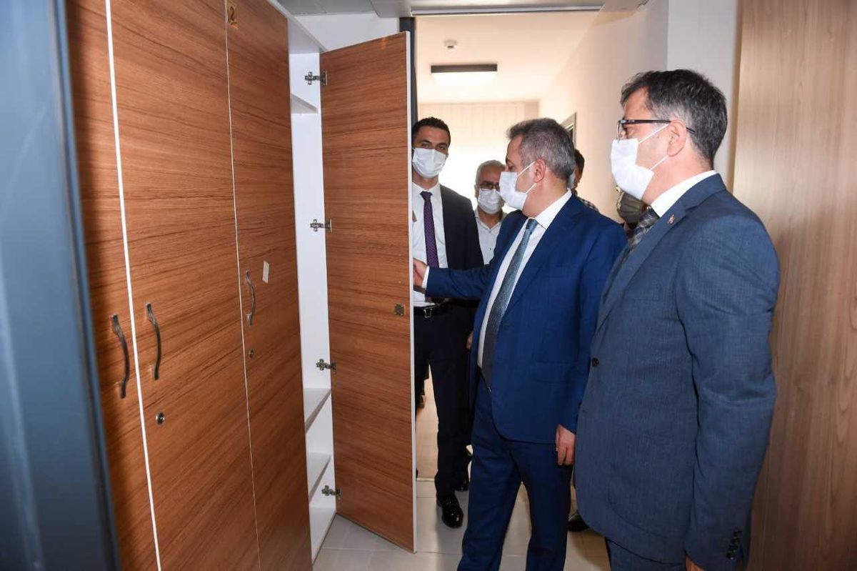 Adana Valisi Süleyman Elban, öğrenci yurtlarında incelemede bulundu