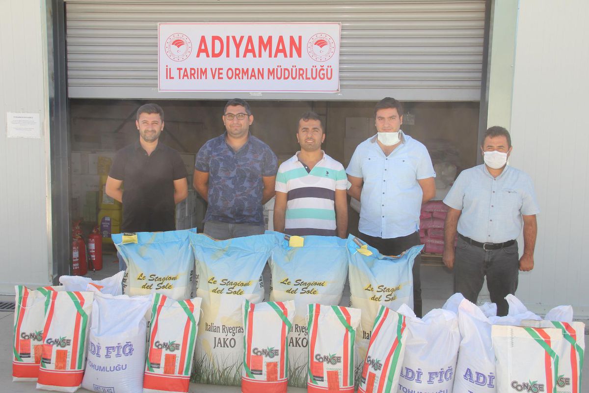 Adıyaman\'da çiftçilere yem bitkisi tohumu dağıttı