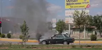 Son dakika: AFYONKARAHİSAR - Kırmızı ışıkta bekleyen otomobilde çıkan yangın söndürüldü