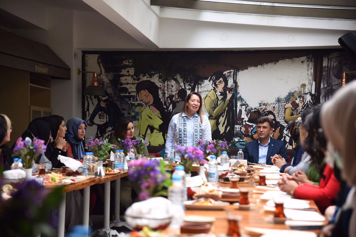 AK Parti Eskişehir Milletvekili Emine Nur Günay, partisinin kadın kolları üyeleriyle bir araya geldi