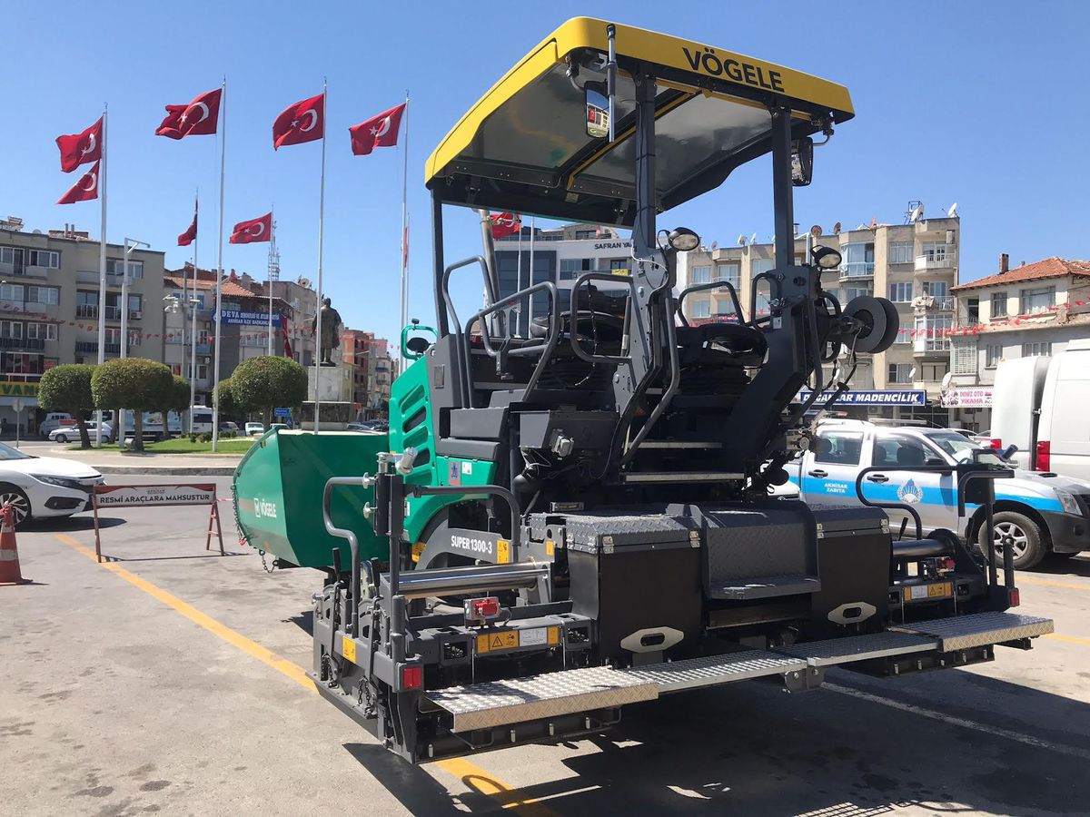Akhisar Belediyesi asfalt serme makinesi aldı