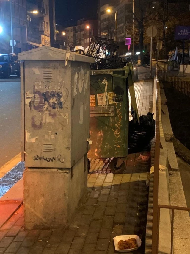 Ankara'da görme engelli şeridinin üzerinde duran çöp konteyneri geçişleri engelliyor