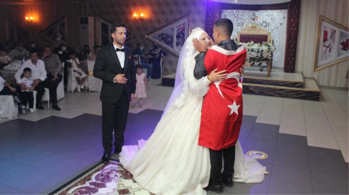 Türk bayrağa sarılı halde ablasının düğüne gelen asker, herkesi duygulandırdı
