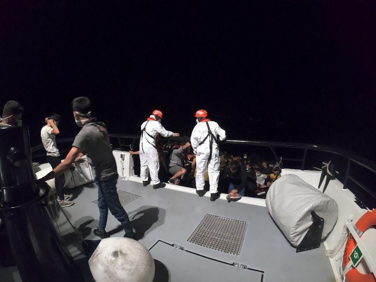 Aydın\'da Türk kara sularına geri itilen 83 düzensiz göçmen kurtarıldı