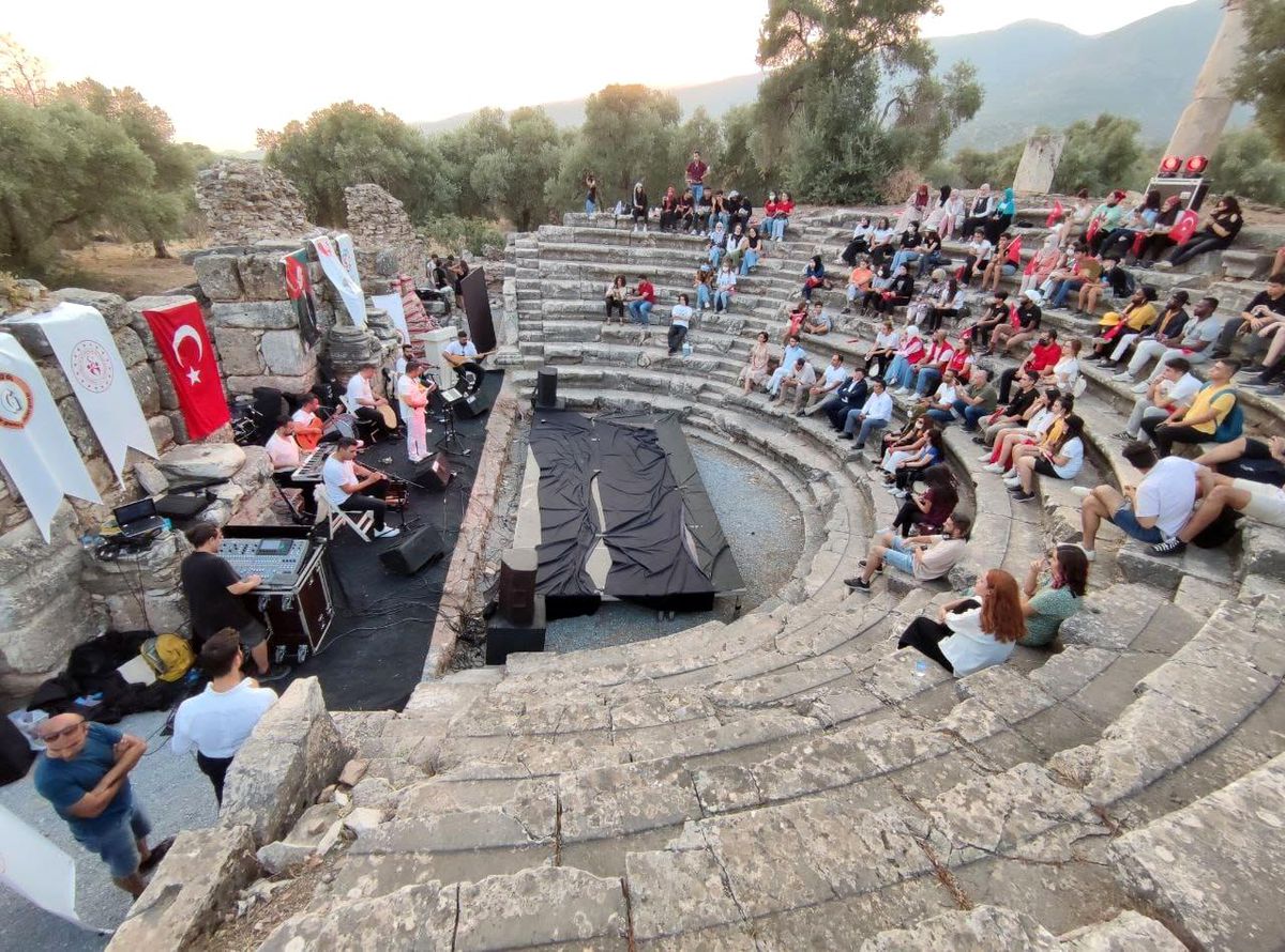 Aydınlı gençler NYSA Antik Kenti\'nde bir araya geldi