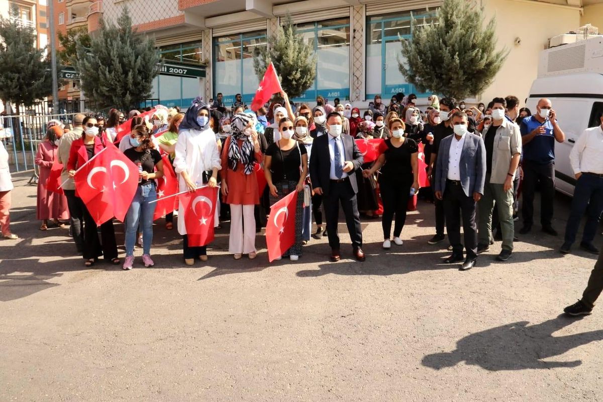 Bağlar Belediye Başkanı Beyoğlu\'ndan annelerin eylemine bayraklı destek