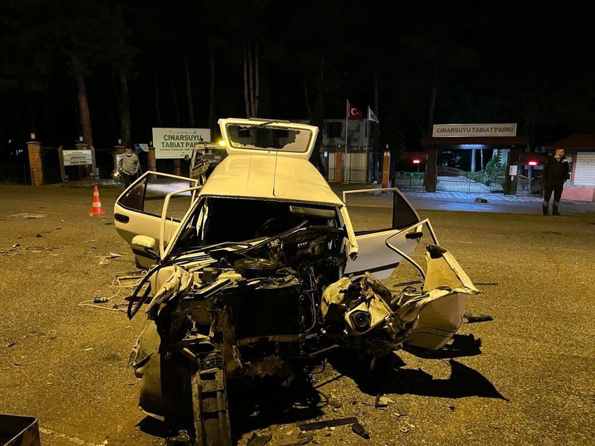 Bariyerlere çarpan otomobil parçalandı: 1 ölü