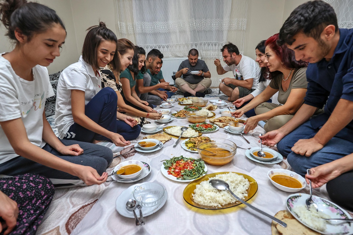 Çukurca\'da vatandaşlar festival için gelenleri evlerinde misafir ediyor