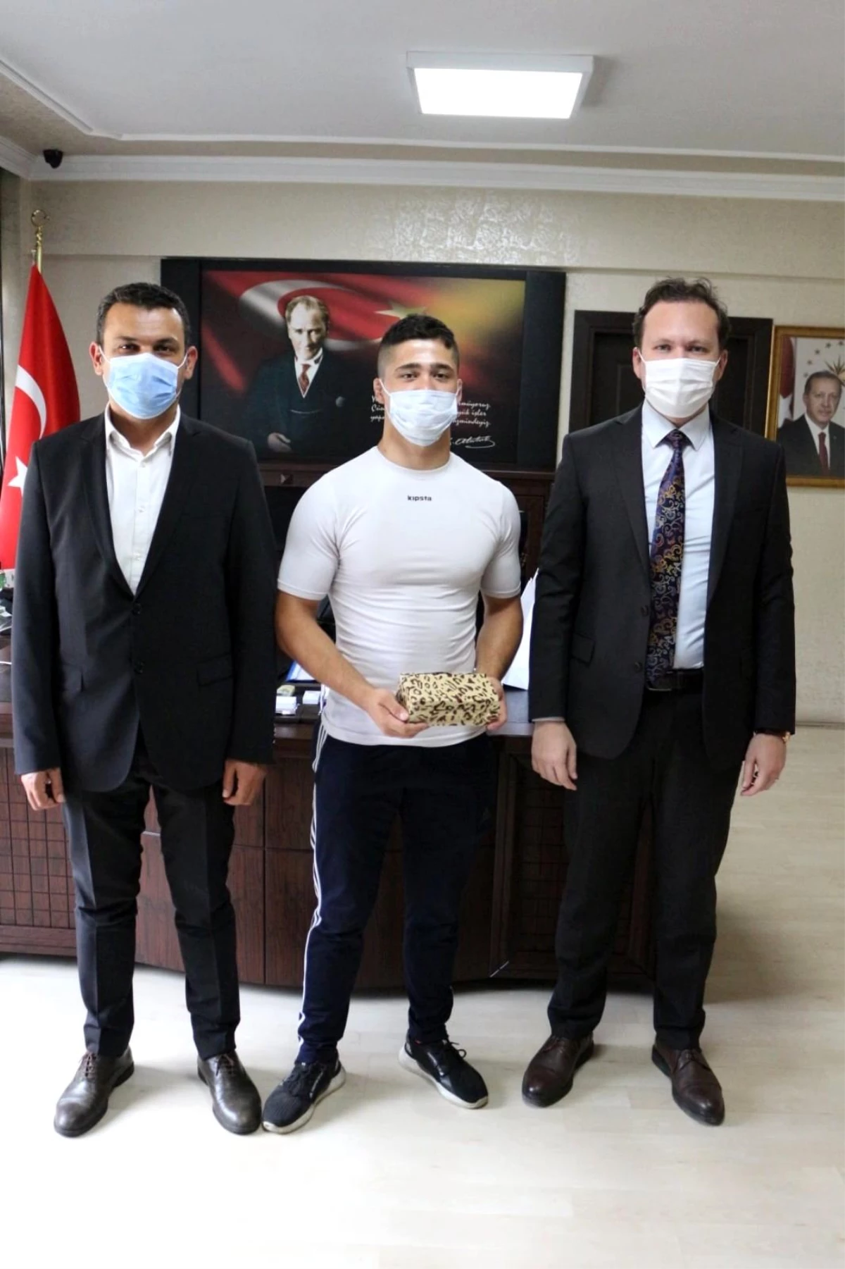 Dünya ikincisi işitme engelli güreşçi Ahmet Erfidan\'dan Kaymakam Kılıç\'a ziyaret