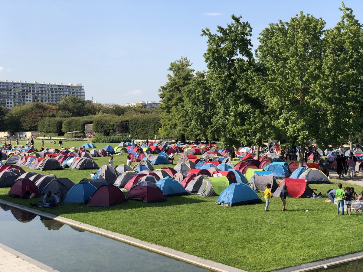 Fransa\'da 1000\'e yakın göçmen ve evsiz günlerdir Paris Valiliği önündeki bekleyişlerini sürdürüyor