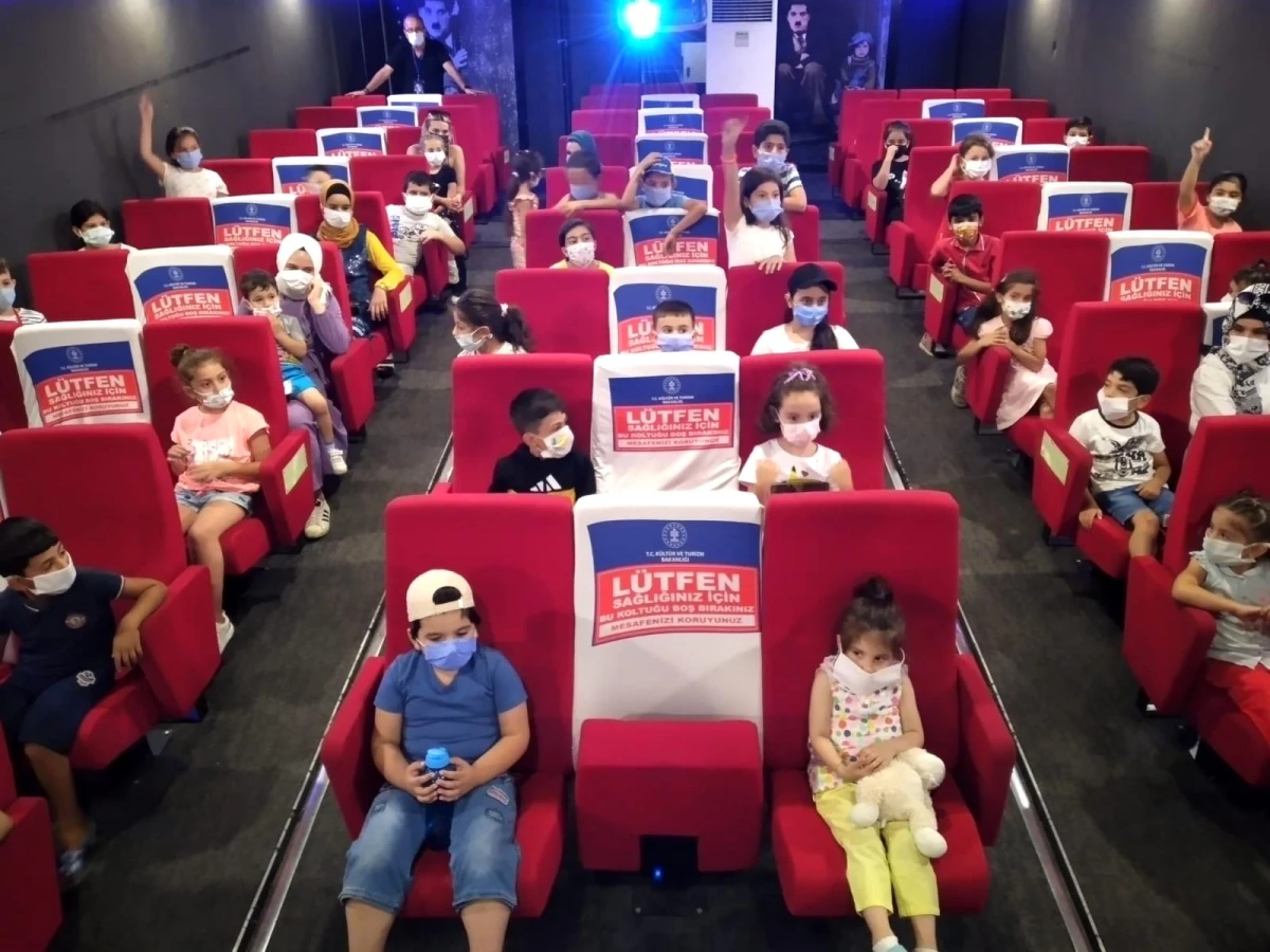 Gezen sinema tırı Beyoğlu\'nda