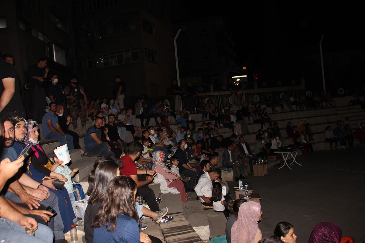 Hakkari\'de açık havada sinema etkinliği yapıldı