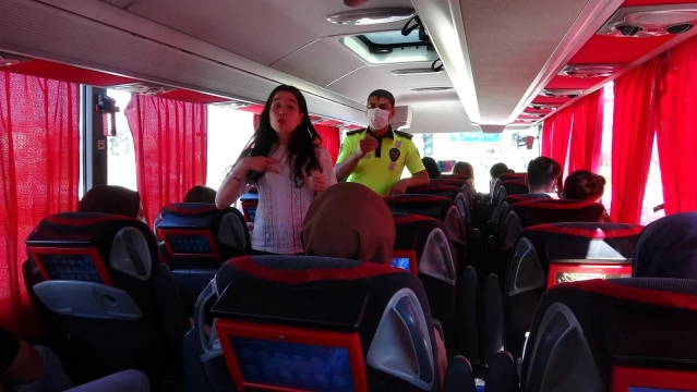 Isparta'da polis işitme engelli sürücü ve yolculara kuralları işaret diliyle anlattı
