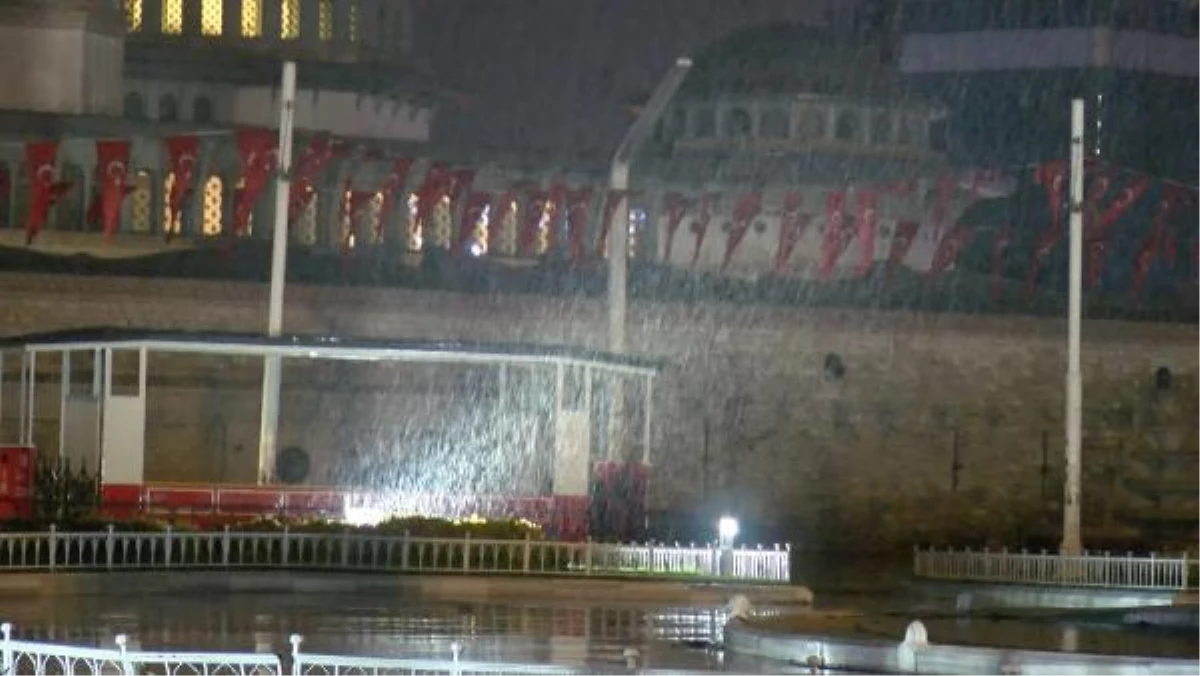 İstanbul\'da yağmur etkili oluyor