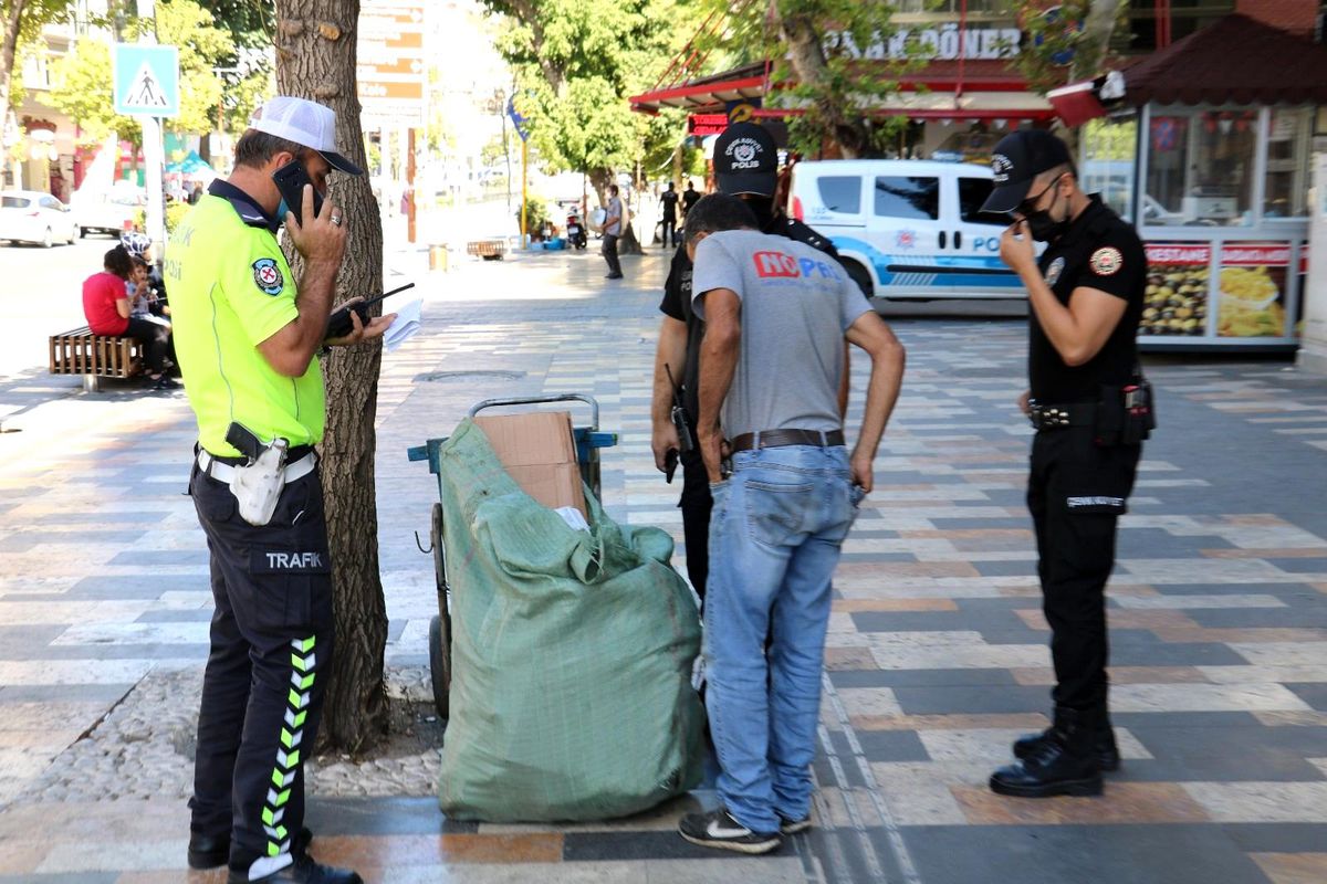 10 bin doları bulan iki Suriyeli parayı polise teslim etti