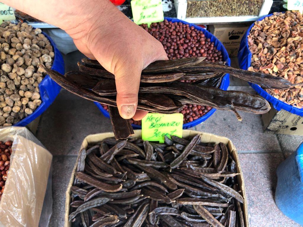 Keçiboynuzunun fiyatı yüzde 100 arttı! 15 liraya satılırken fiyatı 30 liraya çıktı.