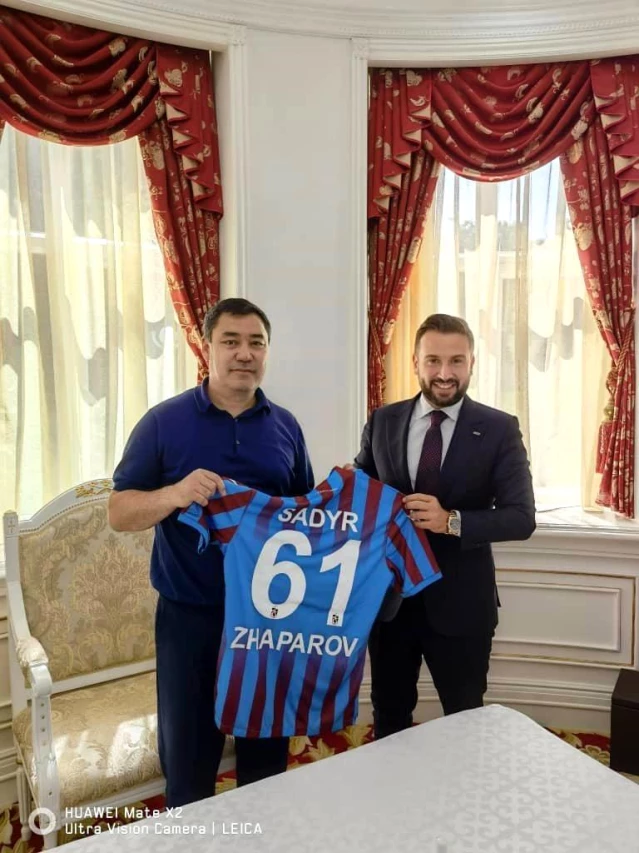 Kırgızistan Devlet Başkanı'na Trabzonspor forması