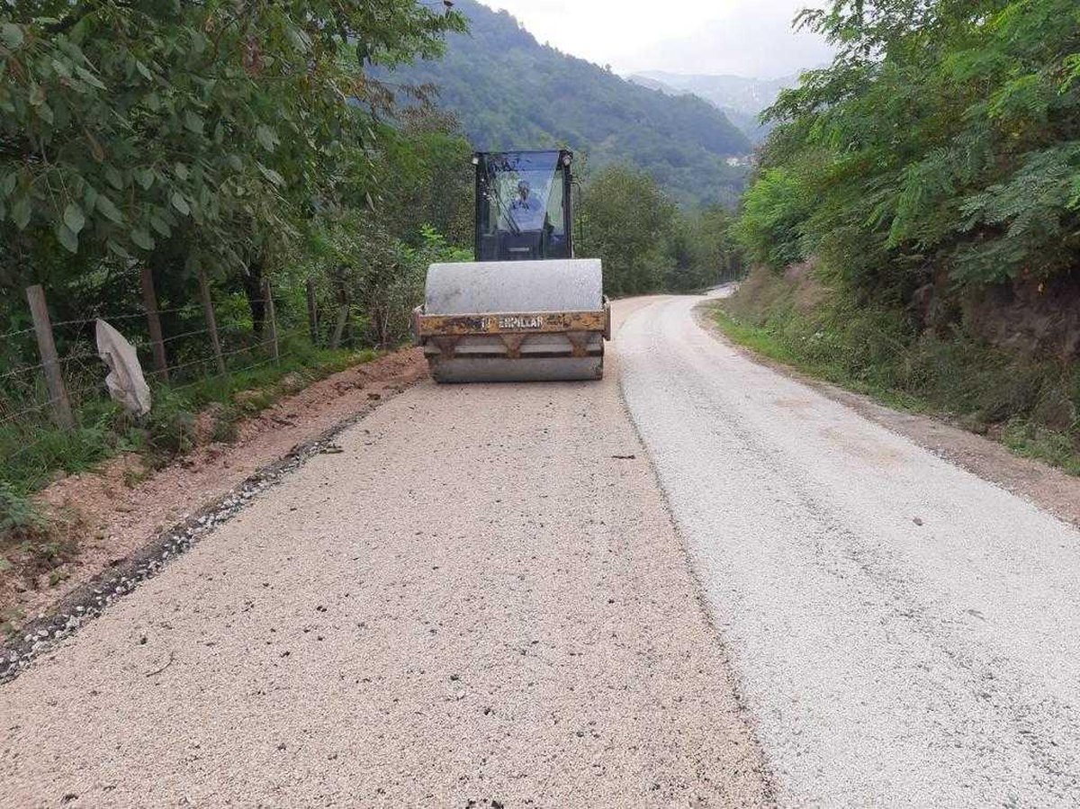 Korgan\'da asfalt ve beton yol çalışması yürütülüyor