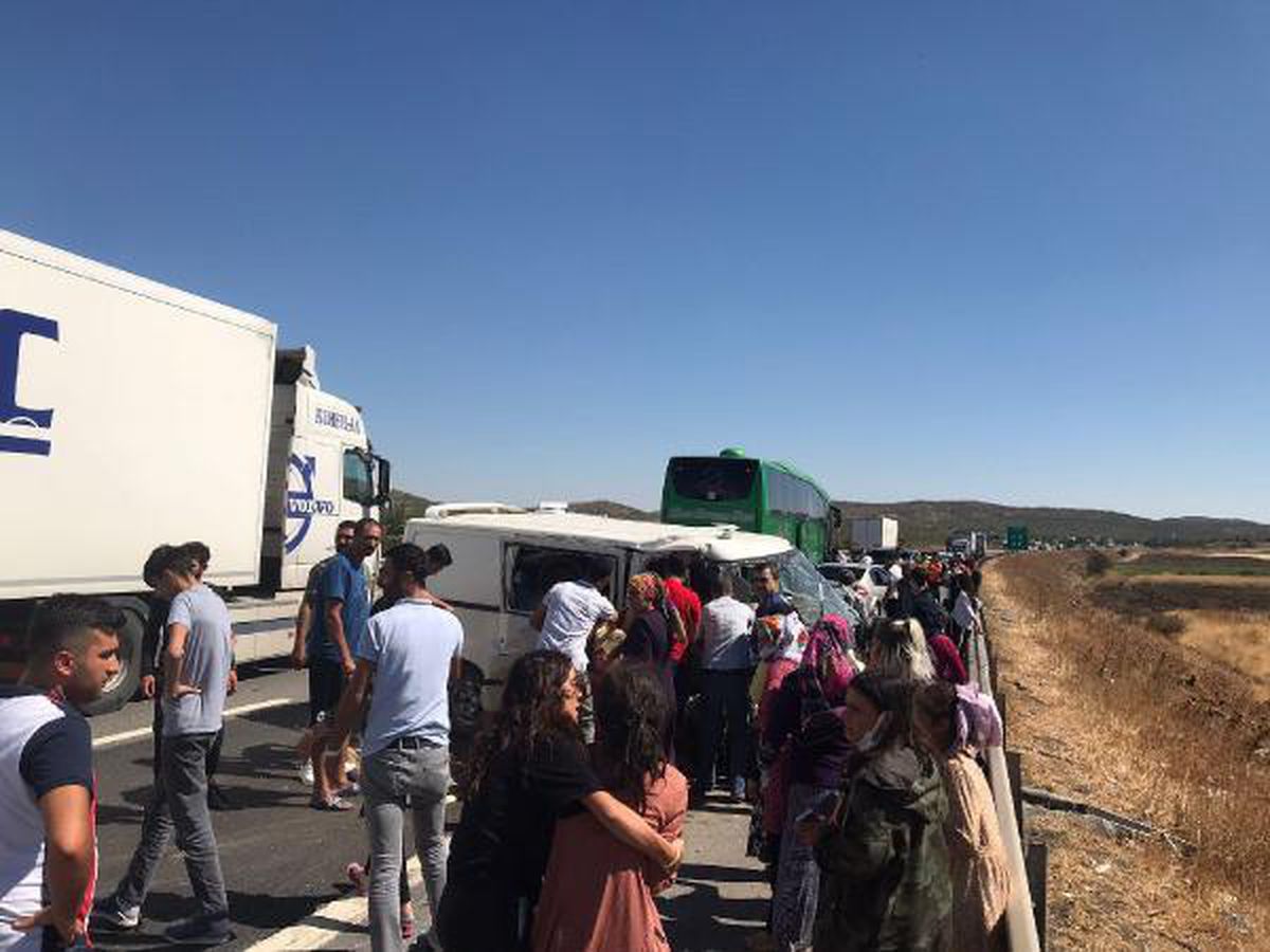 Minibüsler çarpıştı: 2\'si ağır, 10 yaralı