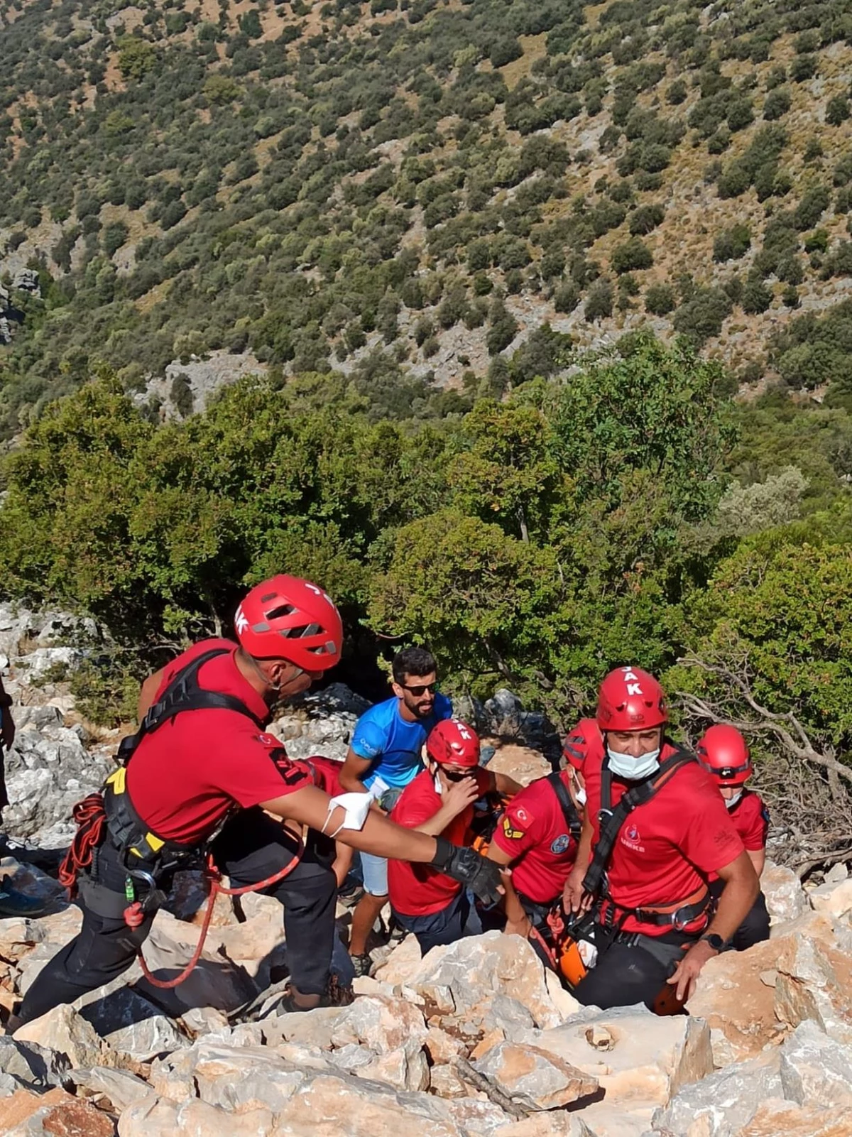 Muğla\'da yamaç paraşütüyle kayalıklara düşen kişi yaralandı
