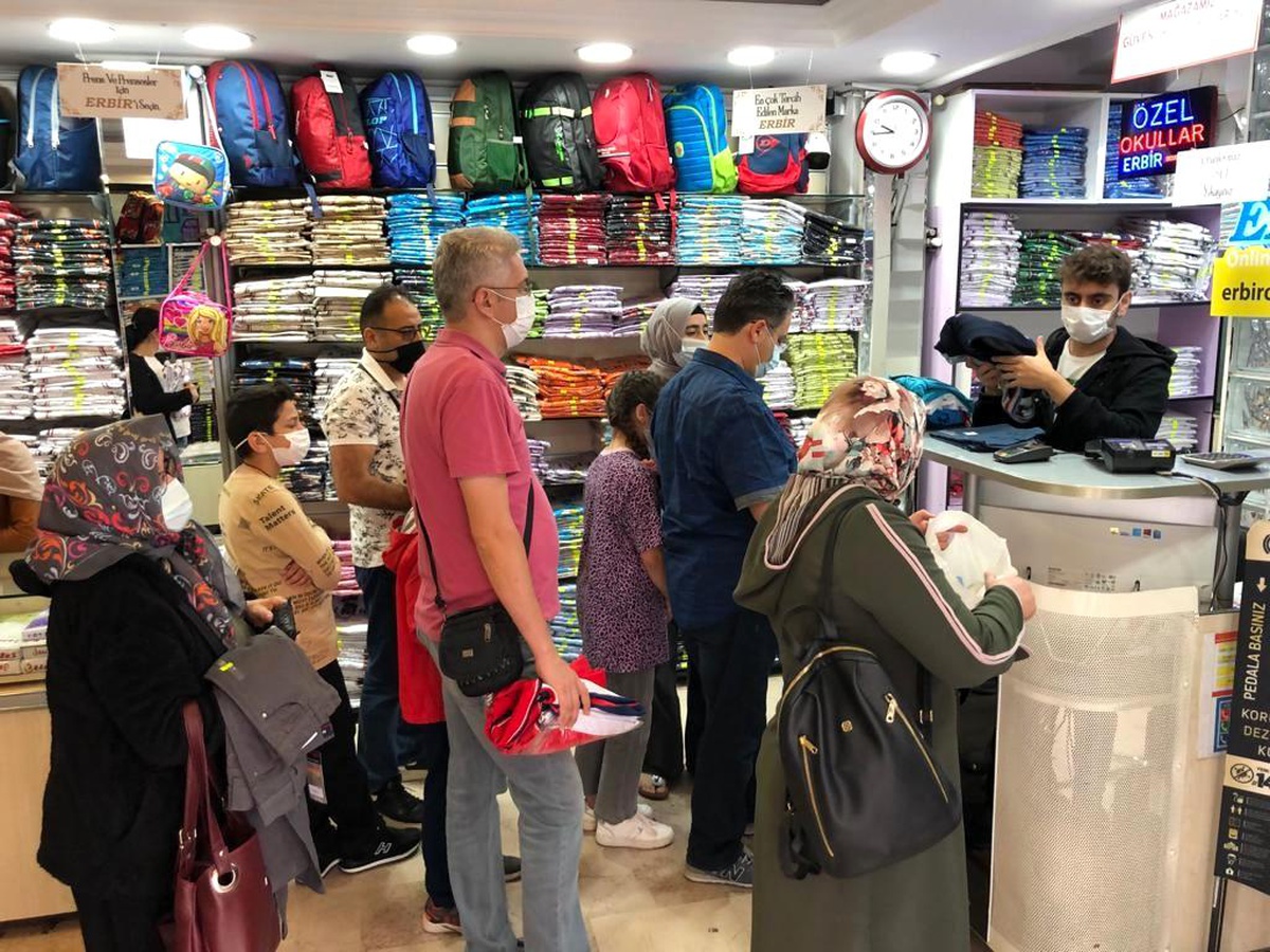 Öğrenciler ve velilerde okul kıyafeti telaşı başladı