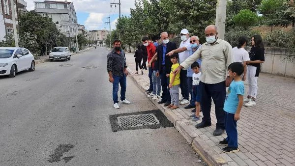 İhmalkarlık can aldı! Yarım bırakılan rögar kapağına takılan motosikletli arabanın altına girdi