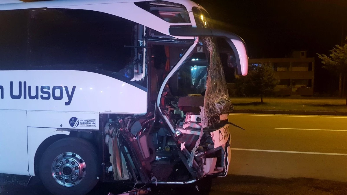 Samsun\'da otobüs tıra çarptı: Faciadan dönüldü