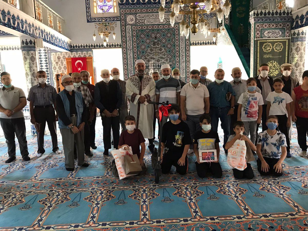 Tekirdağ\'da camiye gelen çocuklar ödüllendirildi