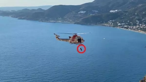 TEKLİ UÇUŞ YAPAN YAMAÇ PARAŞÜTÇÜSÜ, ALANYA KALESİ ETEKLERİNE ÇAKILDI TEKLİ UÇUŞ YAPAN YAMAÇ PARAŞÜTÇÜSÜ, ALANYA KALESİ ETEKLERİNE ÇAKILDI