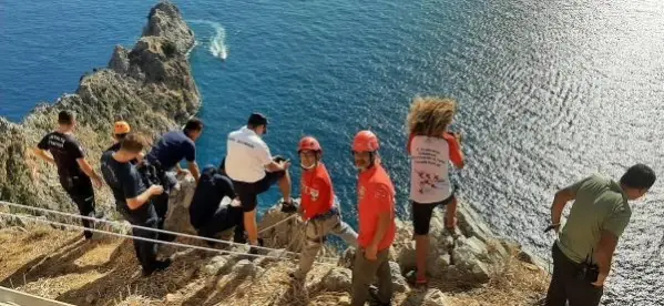 TEKLİ UÇUŞ YAPAN YAMAÇ PARAŞÜTÇÜSÜ, ALANYA KALESİ ETEKLERİNE ÇAKILDI TEKLİ UÇUŞ YAPAN YAMAÇ PARAŞÜTÇÜSÜ, ALANYA KALESİ ETEKLERİNE ÇAKILDI