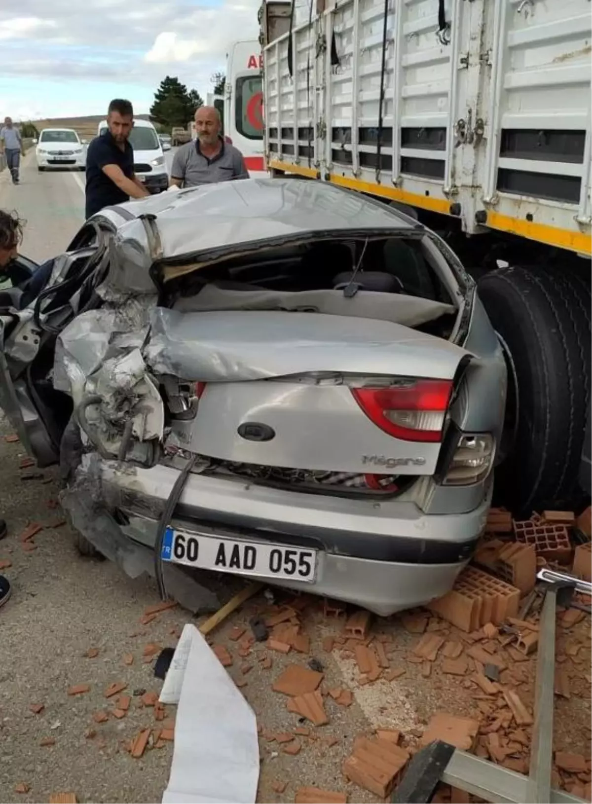 Tokat\'ta tırla çarpışan otomobildeki baba ve oğlu yaralandı