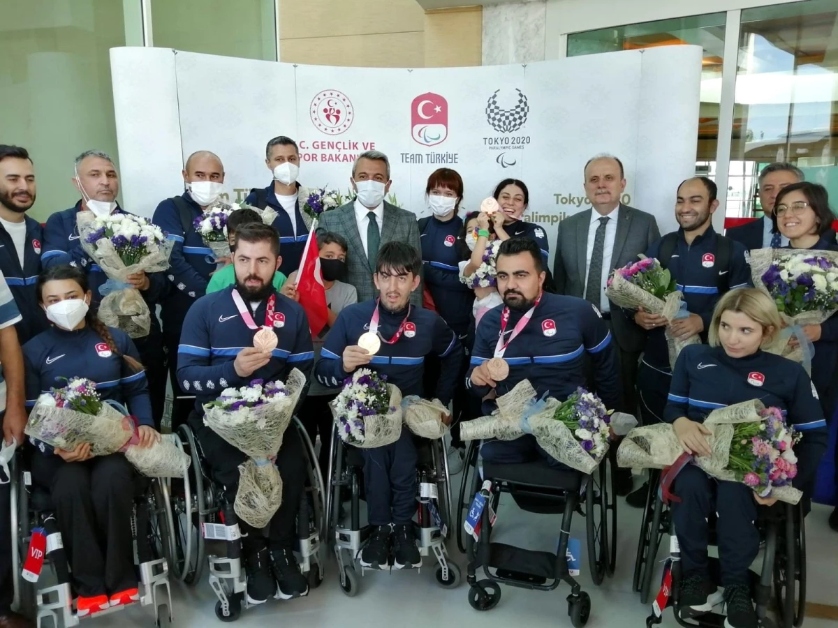 Tokyo 2020 Paralimpik Oyunları\'ndan madalyayla dönen millilere coşkulu karşılama