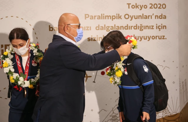 Tokyo Paralimpik Oyunları'nda madalya kazanan masa tenisçiler, Ankara'da çiçeklerle karşılandı