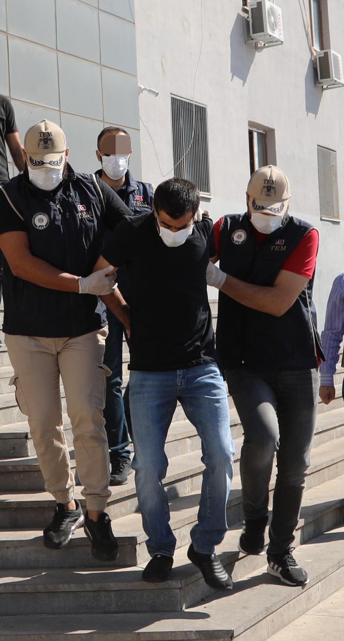Son dakika haberi | Turuncu kategoride aranırken İstanbul\'da yakalanarak Bingöl\'e getirilen terörist tutuklandı
