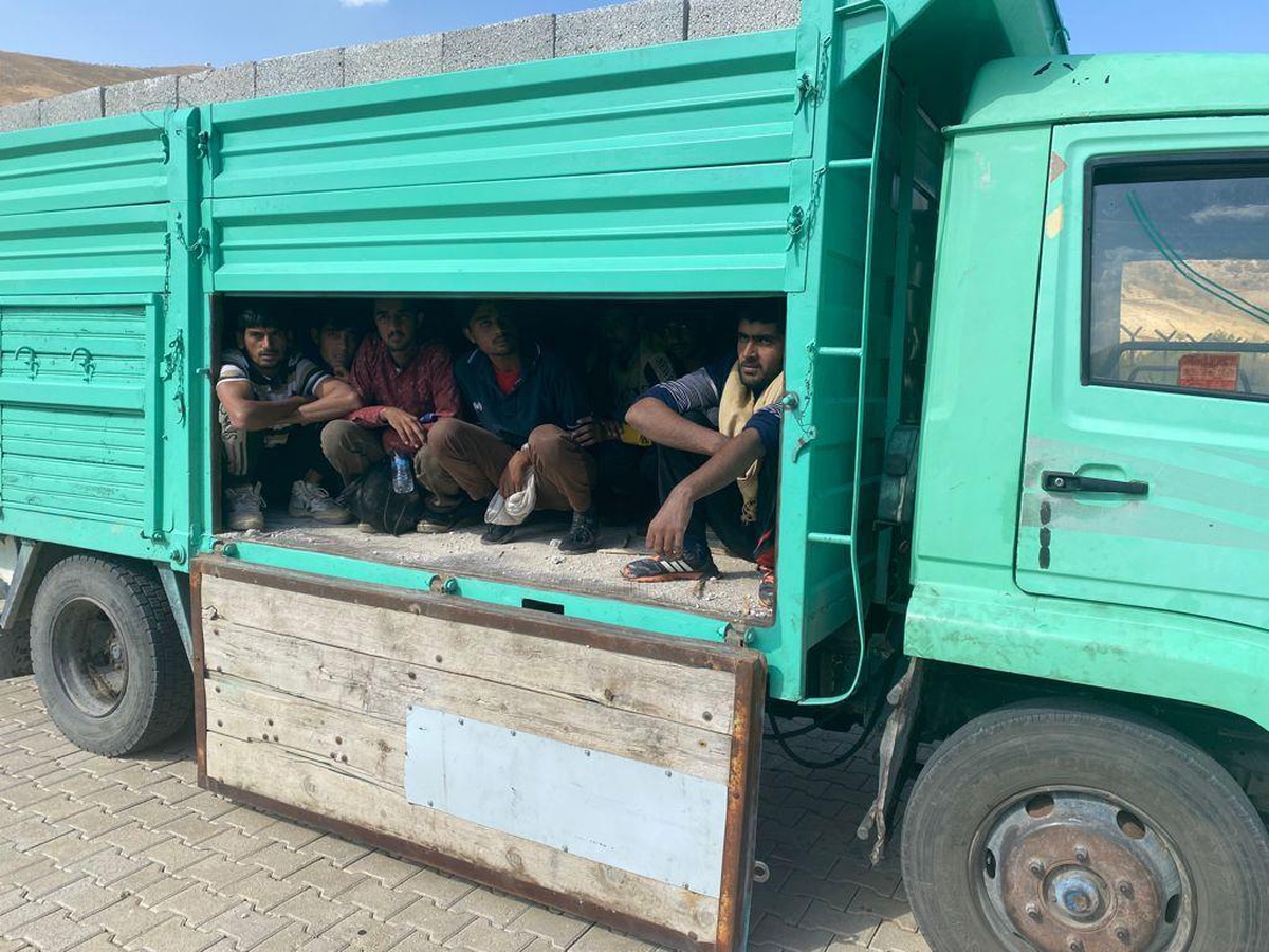 Van\'da briket yüklü kamyonetin kasasına saklanmış 27 düzensiz göçmen yakalandı