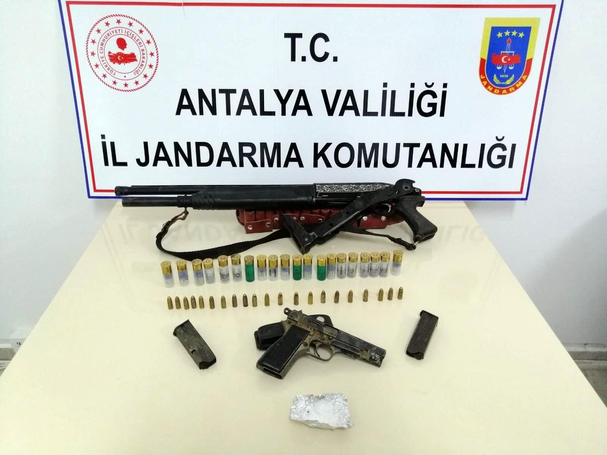 Yol kontrolünde durdurulan kamyonette ruhsatsız av tüfeği ve uyuşturucu ele geçirildi