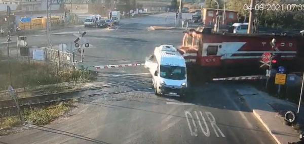 A freight train crashed into service van: 6 dead, 7 injured (3)