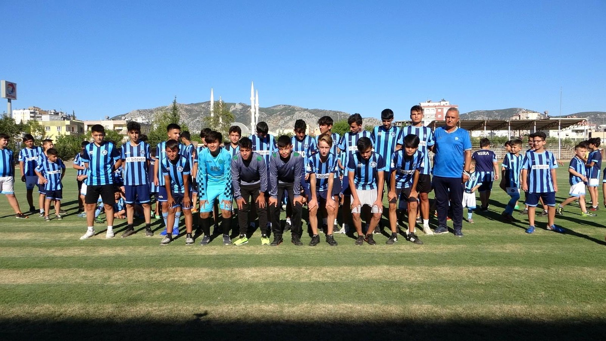 Son dakika haberleri: Adana Demirspor Süper Lig\'e çıkınca çocuklar futbol okuluna akın etti
