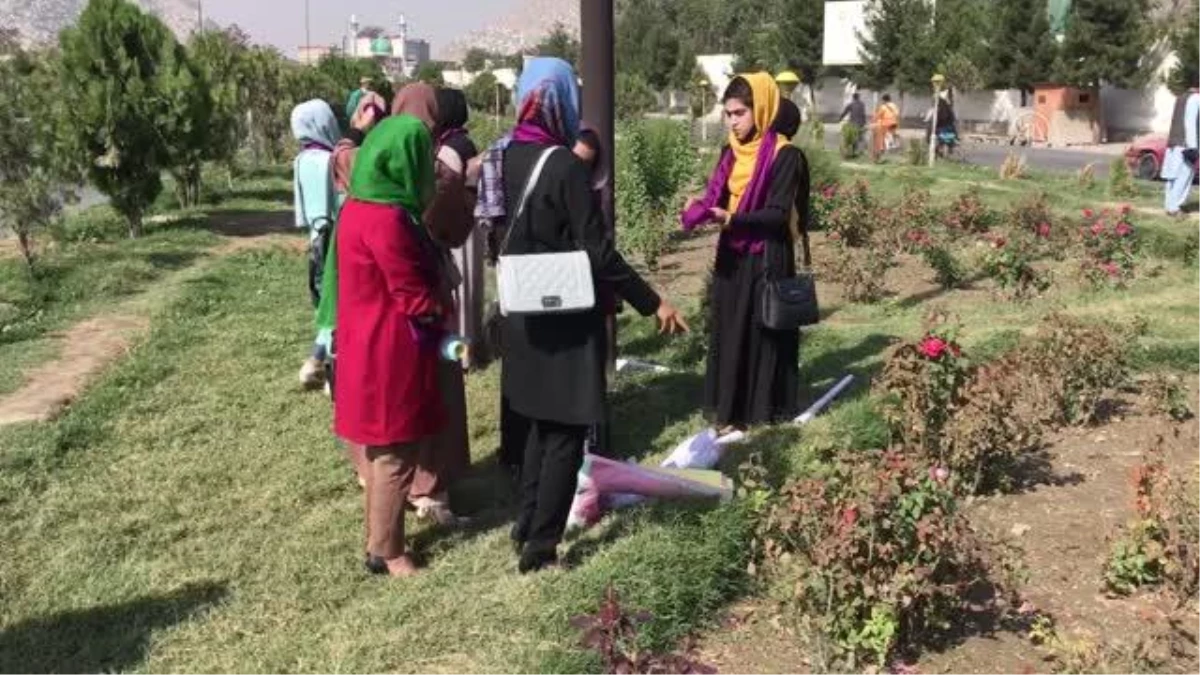 Afganistan\'ın başkenti Kabil\'de kadınlar hakları ve özgürlükleri için gösteri düzenledi