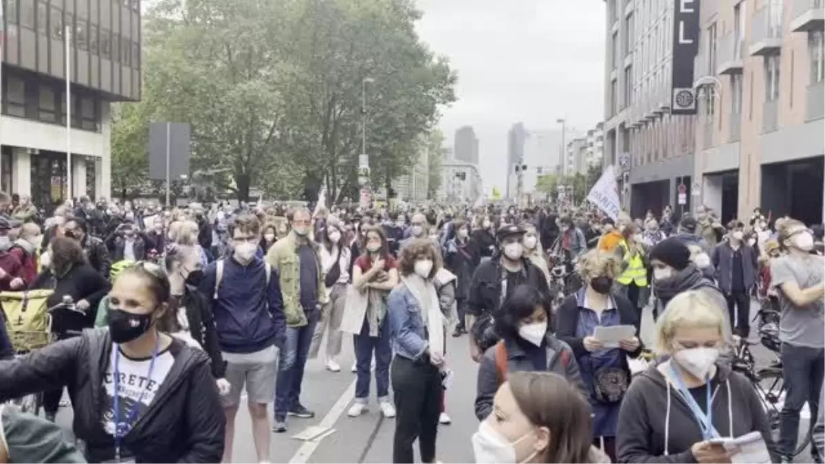 Almanya\'da binlerce kişi sosyal adaletsizlik ve ırkçılığı protesto etti