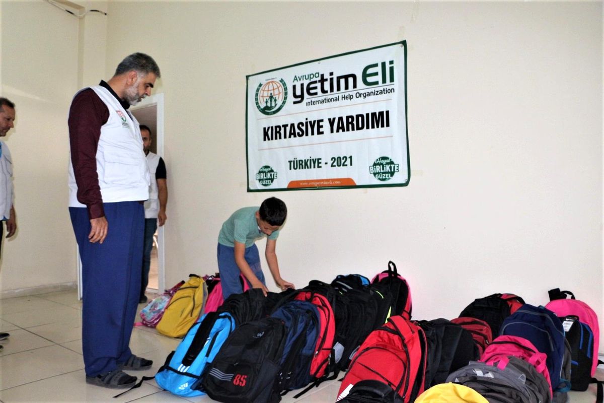 Avrupa Yetim Eli Derneği Cizre\'de 68 yetim çocuğun kırtasiye ve çanta ihtiyacını karşıladı
