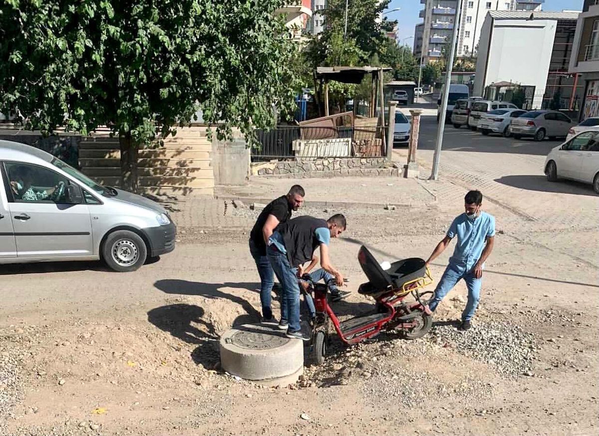 Batman\'da motorlu kurye çukura düştü