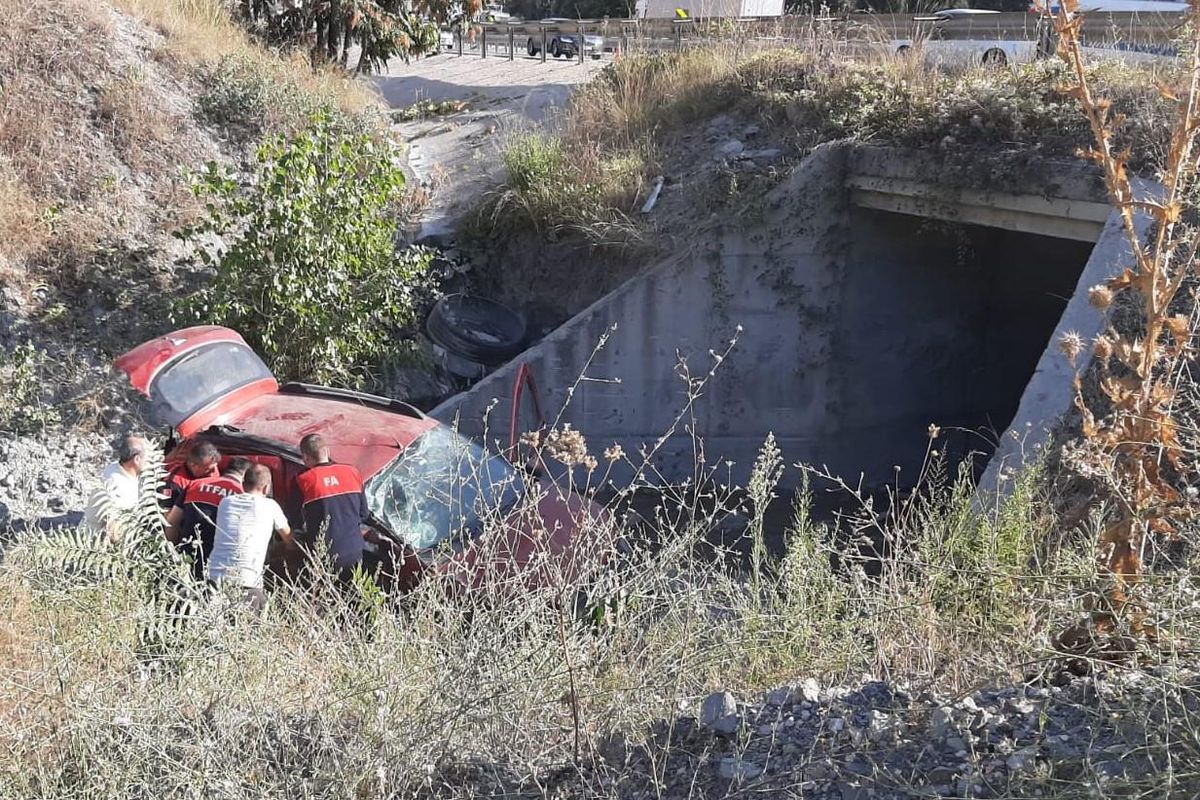 Bilecik\'te otomobilin şarampole devrilmesi sonucu aynı aileden 4 kişi yaralandı